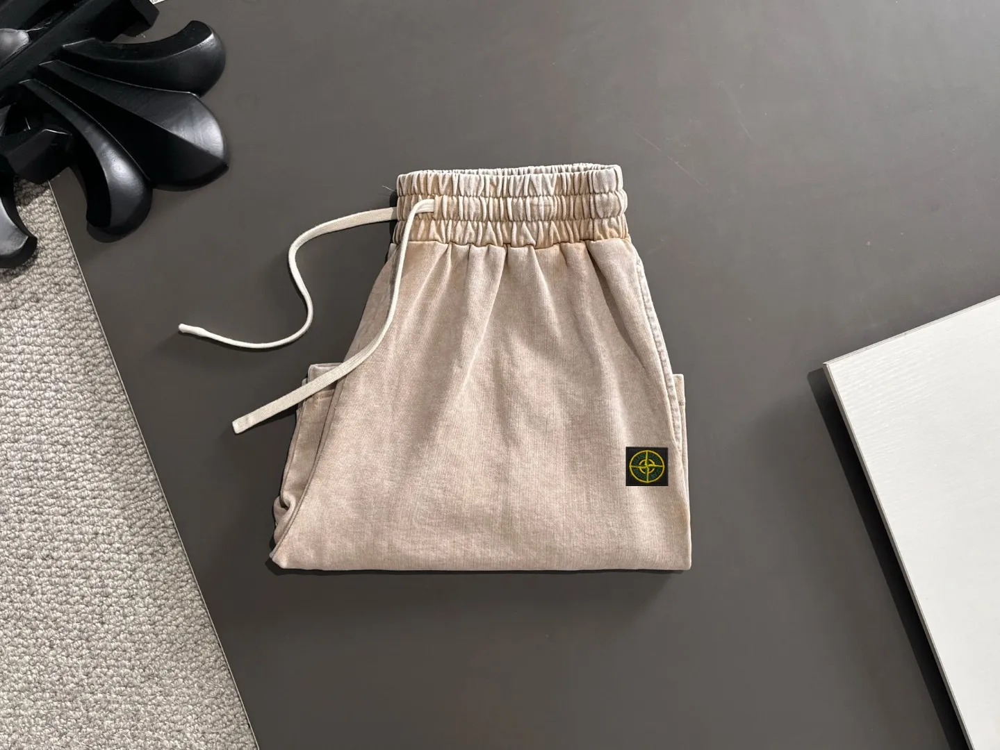 🅿️330 shipped next day. High-quality Stone Island/Stone Island 2025 spring and summer new elastic band casual solid color loose shorts. The hem of the trousers is stitched with two stitches. The stitching is fine and firm. The fabrics customized by the counter are highly breathable and comfortable. The details are impeccable. The design concept of brand elements reflects high quality. It feels delicate and soft! It presents a casual cut and the upper body shape is great! Size: S-XXL